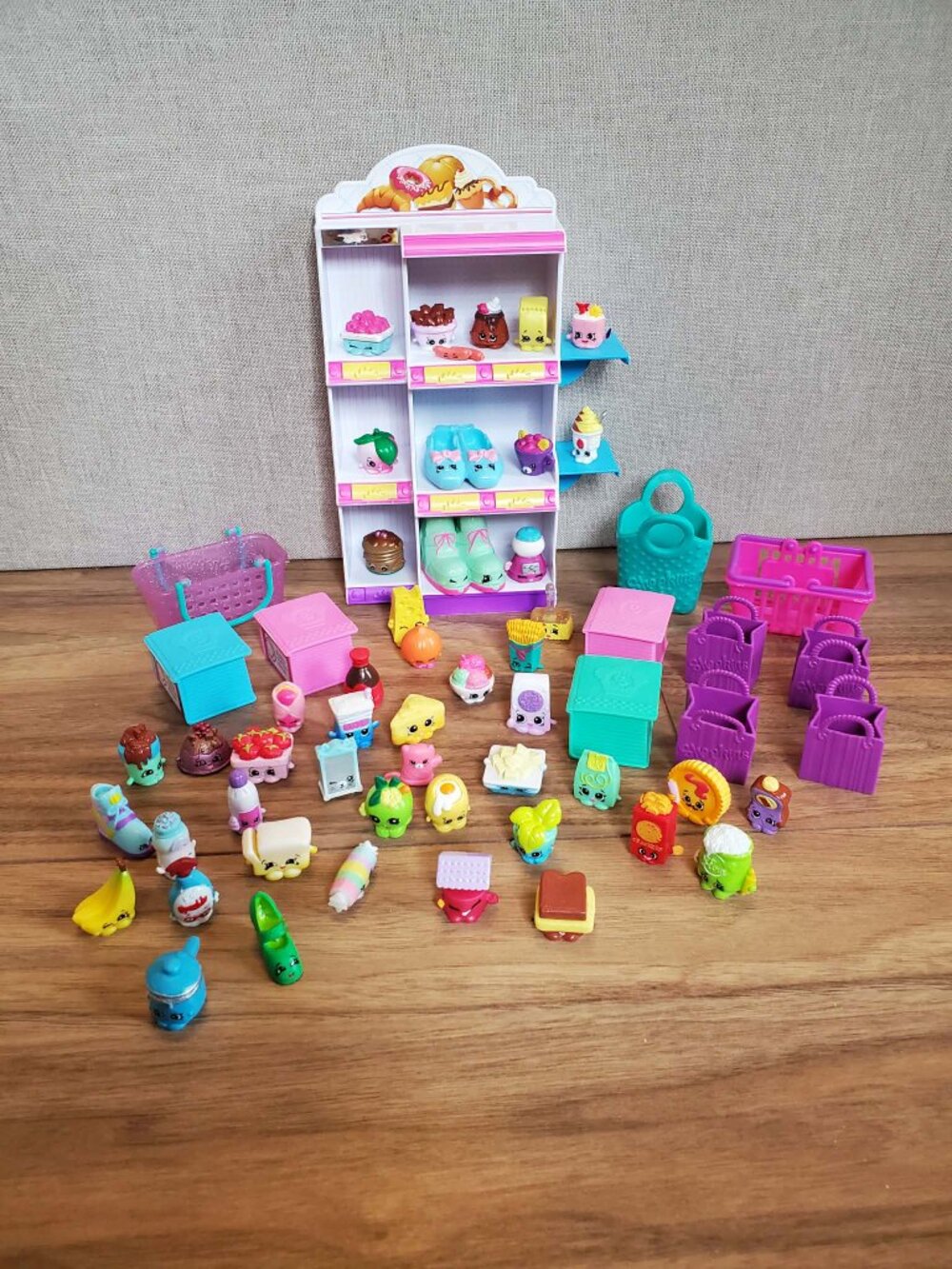 Shopkins Pic ‘N’ Pack Small Mart with 60 Figurines & Containers